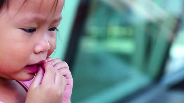 Sevimli Asya Çocuk Gülümseyen Onu Öğle Yemeğinde Restoranda Ekmekli Çubuklar — Stok video