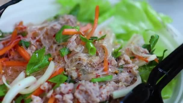 Nourriture Maison Salade Épicée Nouilles Verre Avec Porc Haché Cacahuètes — Video