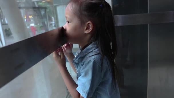 Anak Anak Kecil Mengambil Lift Kaca Modern Lantai Atas — Stok Video