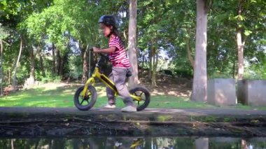 su dere geçiş için parktry asfalt yolda bir bisiklet bisiklet dengesi çocuklar.