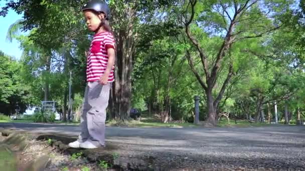 子供たちは夏の青空の間に走り、雑草を飛び越えます。小さな流れを横切ってジャンプ. — ストック動画
