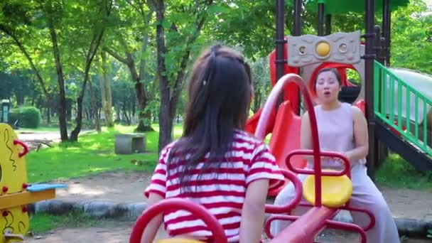 Madre e figlio cavalcare su vedere visto in parco giochi — Video Stock