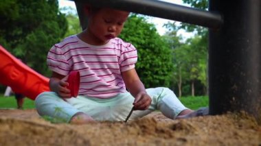 çocuklar birlikte kum oynarken , Bir kamu oyun içinde Komik Asyalı çocuk aile.