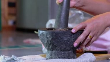 Kadınlar gıda pişirme için harç baharat ve otlar vurma, tayland popüler gıda harç ve baharat salçası ile havaneli tutun