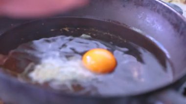 pazar Tayland çok nefis pan Thai Street gıda üzerinde yumurta kadar güneşli tarafı.