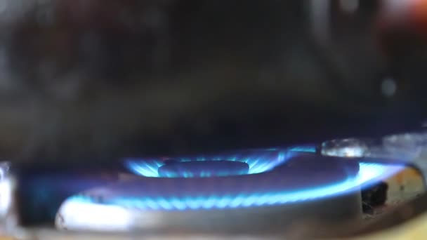 Brûlage de gaz d'une cuisinière à gaz sale de cuisine avec poêle noire .