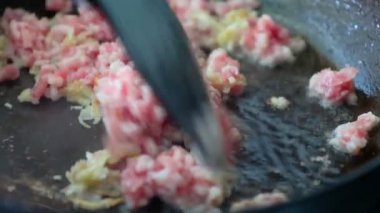 Asyalı kadınlar Tayland gıda kızarmış domuz eti ve sarımsak pişirme pad kla plao pişirmek için hazırlamak.