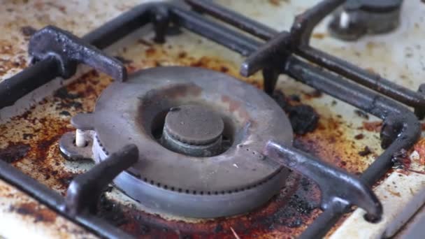 Poêle à frire et fumée sur le brûleur sur une cuisinière chaude . — Video