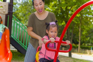 Anne ve kızı oyun zemin oyun sürgü, Fu oynarken