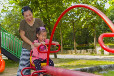Anne ve kızı oyun zemin oyun sürgü, Fu oynarken