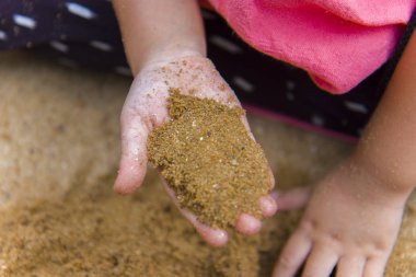 Yaşam tarzı portre anne oğlu ve kızı kum, Funn ile oynarken