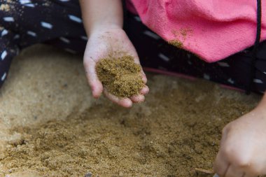 Yaşam tarzı portre anne oğlu ve kızı kum, Funn ile oynarken