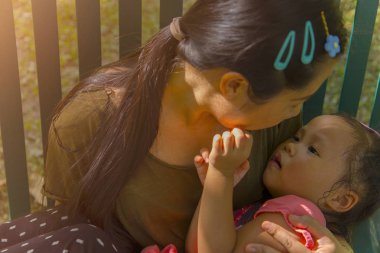 genç anne sarılma ve ağlayan küçük kızı yatıştırıcı, Asya