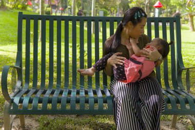 genç anne sarılma ve ağlayan küçük kızı yatıştırıcı, Asya