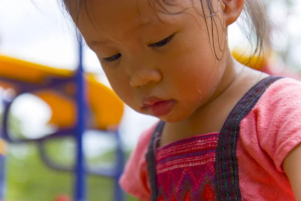 Toddler's Face yüzünde bir şey ve terli arıyor .