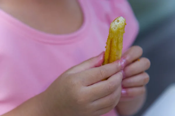 Чарівна азіатська дитина посміхається і насолоджується їжею хлібних паличок на — стокове фото