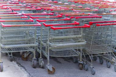 Süpermarket ortamında kırmızı kulplu otopark arabaları