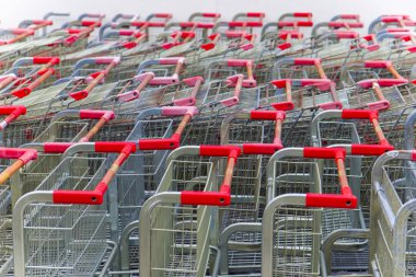 Süpermarket ortamında kırmızı kulplu otopark arabaları