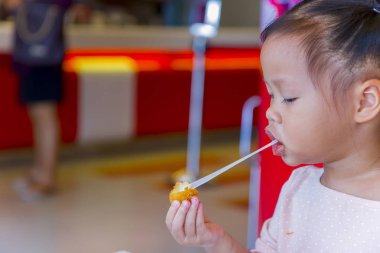 Küçük çocuk asya yeme yapışkan streç kızarmış peynir topu. Hiss -ediyorum