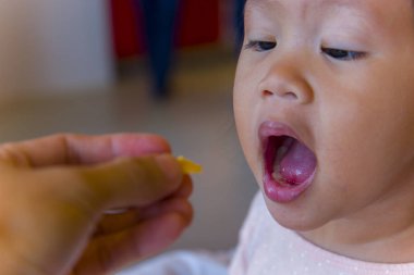 Baba kızını el ve kaşıkla besliyor..