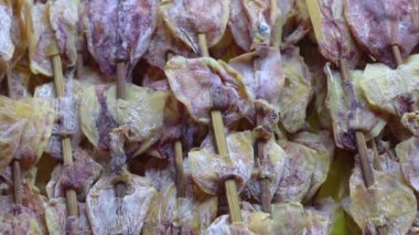 Asya sokak gıda - tuzlu ve kurutulmuş balık ve kalamar. Chiang mai, Tayland yürüyüş sokakta Güneş kurutulmuş deniz ürünleri