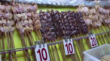 Asya sokak gıda - tuzlu ve kurutulmuş balık ve kalamar. Chiang mai, Tayland yürüyüş sokakta Güneş kurutulmuş deniz ürünleri