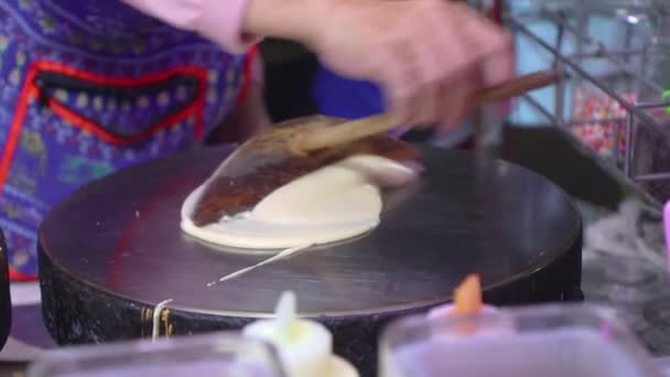 Fazendo de crepes panquecas em aberto Tailândia street market.crepes com molho de chocolate e nozes picadas para uma sobremesa saborosa — Vídeo de Stock