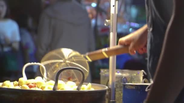 Gebratene Schweinebällchen auf den Straßen der Chiangmai Road in Thailand — Stockvideo