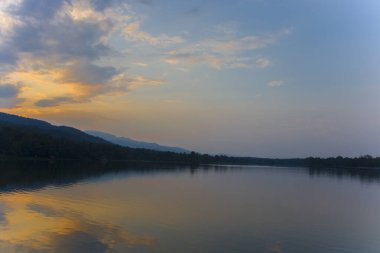 Güzel gün batımı gökyüzü dramatik bir ışık, Alacakaranlık gökyüzü geri çekilmesi