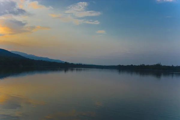 美丽的夕阳天空闪烁着戏剧性的光芒，暮色的天空又回来了 — 图库照片