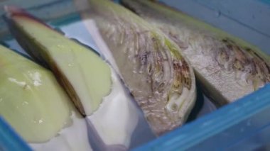 Dilimlenmiş muz çiçeği Tayland yemeği için suya batırılmış..