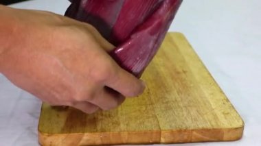 Muz çiçeğini soyan adamın elleri, muz tomurcuğunu aşçılığa ya da salataya hazırlayın..