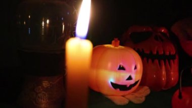 Cadılar Bayramı balkabağı kafalı Jack feneri yanan mumlarla