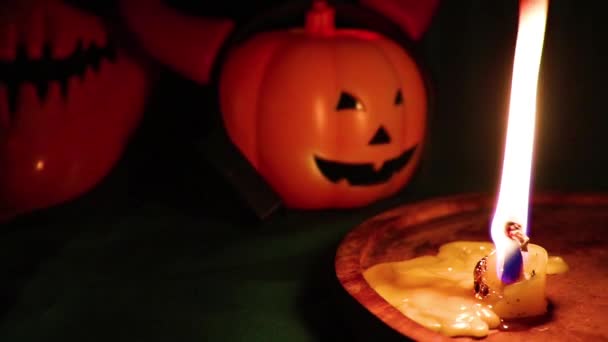 Cabeza de calabaza de Halloween Jack linterna con velas encendidas — Vídeo de stock