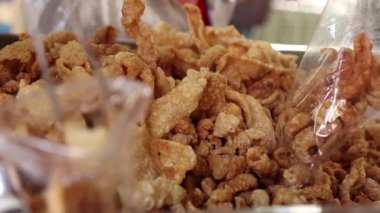 Çıtır domuz derisi, domuz derisi ayrıca chicharon ya da chicharrones olarak da bilinir, kızarmış domuz derisi, kab moo
