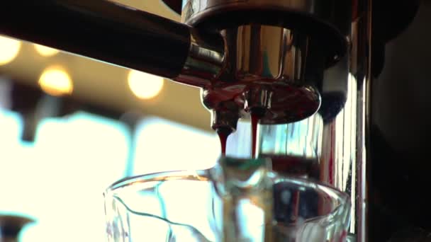 Primer plano del espresso que se vierte de la máquina de café. Cervecería de café profesional — Vídeo de stock