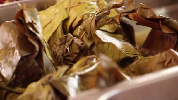 Straatverkoper met Thaise gestoomde vis met curry pasta in bananenblad - vdo beeldmateriaal. — Stockvideo
