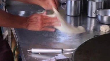 Roti yapımı, Roti yapımı un. Roti yapımı yağlı. Geleneksel Hint sokak yemekleri. Tayland usulü gözleme, muz ve yumurta. Tayland sokak yemekleri ve tatlıları. Roti aperatifi