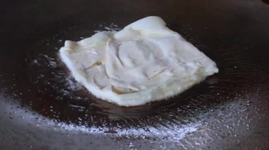 Roti yapımı, Roti yapımı un. Roti yapımı yağlı. Geleneksel Hint sokak yemekleri. Tayland usulü gözleme, muz ve yumurta. Tayland sokak yemekleri ve tatlıları. Roti aperatifi