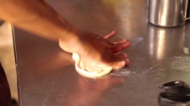 Roti yapımı, Roti yapımı un. Roti yapımı yağlı. Geleneksel Hint sokak yemekleri. Tayland usulü gözleme, muz ve yumurta. Tayland sokak yemekleri ve tatlıları. Roti aperatifi