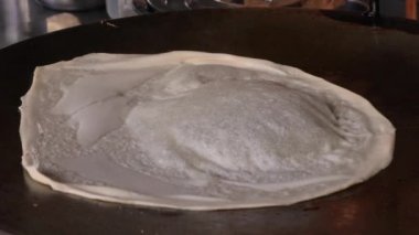 Roti yapımı, Roti yapımı un. Roti yapımı yağlı. Geleneksel Hint sokak yemekleri. Tayland usulü gözleme, muz ve yumurta. Tayland sokak yemekleri ve tatlıları. Roti aperatifi