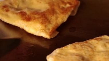 Roti yapımı, Roti yapımı un. Roti yapımı yağlı. Geleneksel Hint sokak yemekleri. Tayland usulü gözleme, muz ve yumurta. Tayland sokak yemekleri ve tatlıları. Roti aperatifi