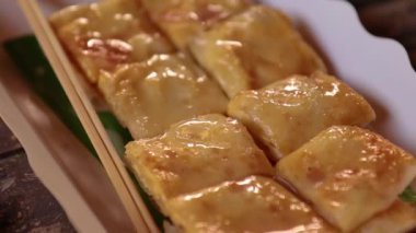 Roti yapımı, Roti yapımı un. Roti yapımı yağlı. Geleneksel Hint sokak yemekleri. Tayland usulü gözleme, muz ve yumurta. Tayland sokak yemekleri ve tatlıları. Roti aperatifi