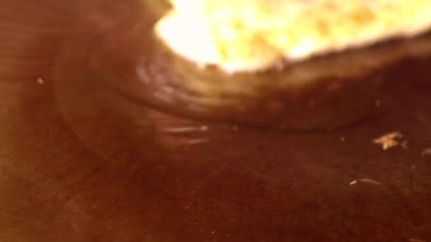 Roti Making, roti thresh flour by roti maker with oil. Индийская традиционная уличная еда. Тайский блин с бананом и яйцом. Тайская уличная еда и десерты. Изготовление закуски из роти — стоковое видео