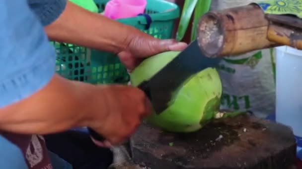 Retrato del hombre pelando coco en el mercado de alimentos callejeros de Tailandia . — Vídeo de stock