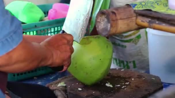 Porträtt av mannen som skalar kokos på Thailand gatumarknad. — Stockvideo
