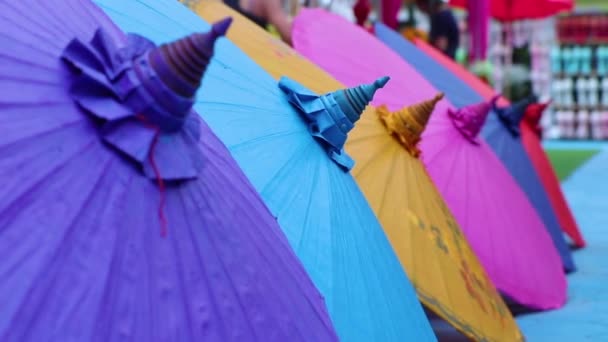 Ομπρέλες από πολύχρωμα υφάσματα, Ταϊλανδέζικη χειροτεχνία Lanna ομπρέλα, Τσιάνγκ Μάι Ταϊλάνδη. — Αρχείο Βίντεο