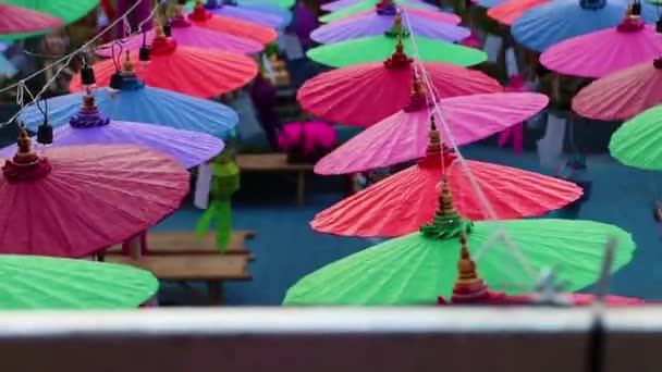 Guarda-chuvas feitos de tecidos coloridos, artesanato tailandês guarda-chuva Lanna, Chiang Mai Tailândia. — Vídeo de Stock