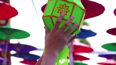 Festivalde ya da Yee Peng Festivali 'nde ya da Çin Yeni Yılı' nda el ele tutuşmak