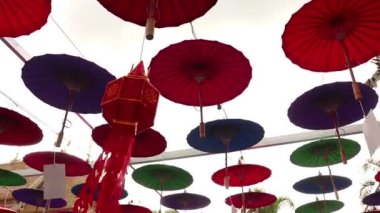 Renkli kumaşlardan yapılmış şemsiyeler, Tayland el sanatları Lanna şemsiyesi, Chiang Mai Tayland.